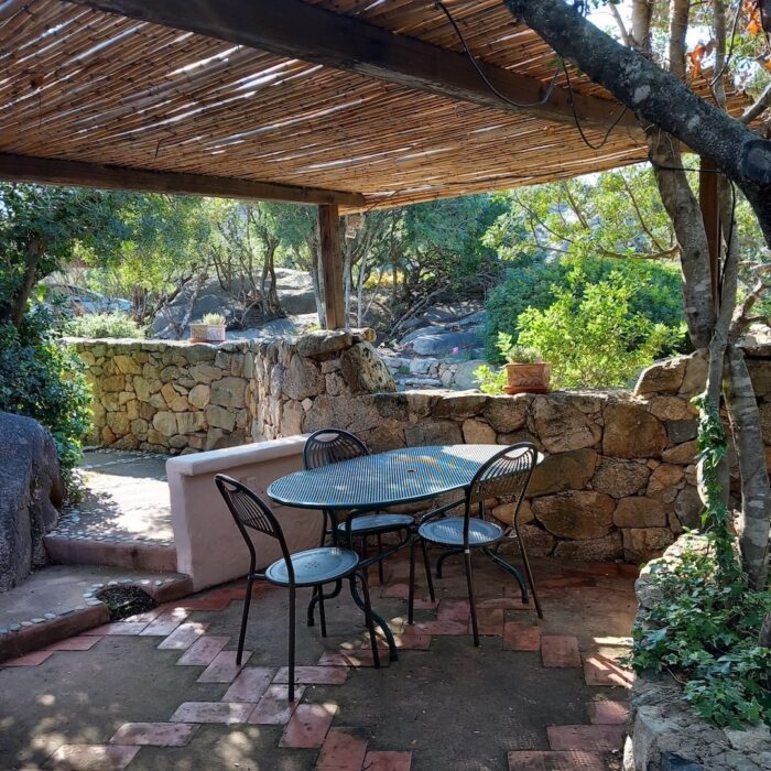 stazzi le Querce Baja Sardinia- tavolo esterno Belsit