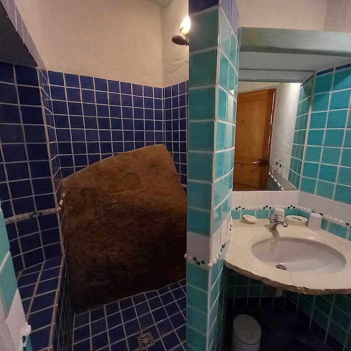 Le Querce Stazzo Letizia bagno con roccia