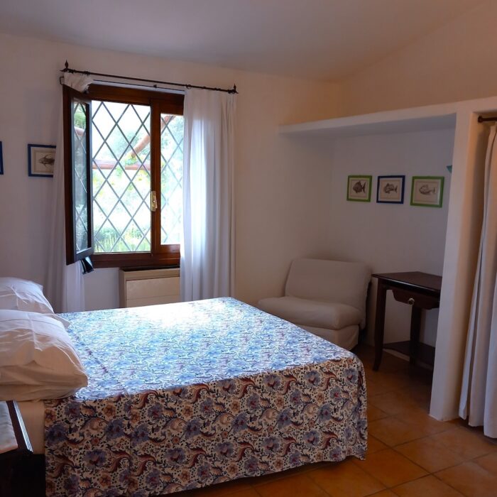 Casa Rosa letto poltrona Amanta Bellini B&B scrittoio tessuti lino antico