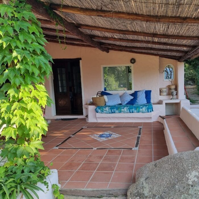 Stazzo Rosa patio con divano Le Querce Costa Smeralda