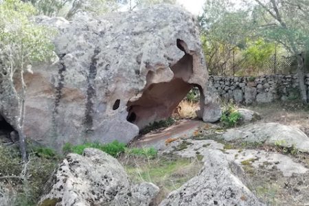 Le Querce Baja Sardinia grotta-